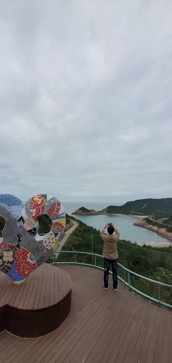 하트 해변으로 불리는 하누넘 해변에서 여행객이 사진을 찍고 있다