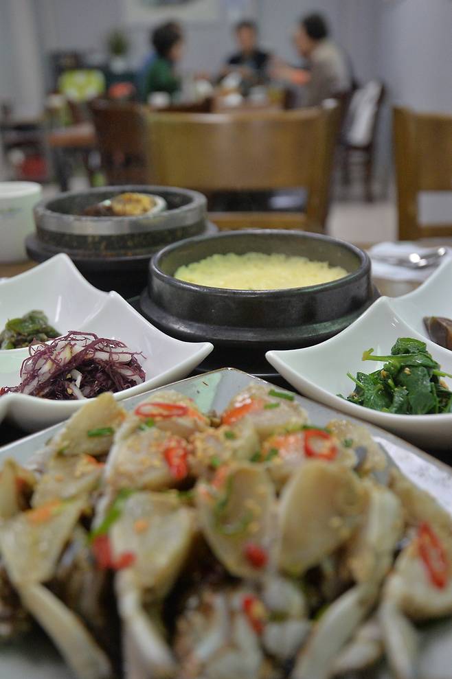 꽃피는 무화가의 간장게장과 전복돌솥밥