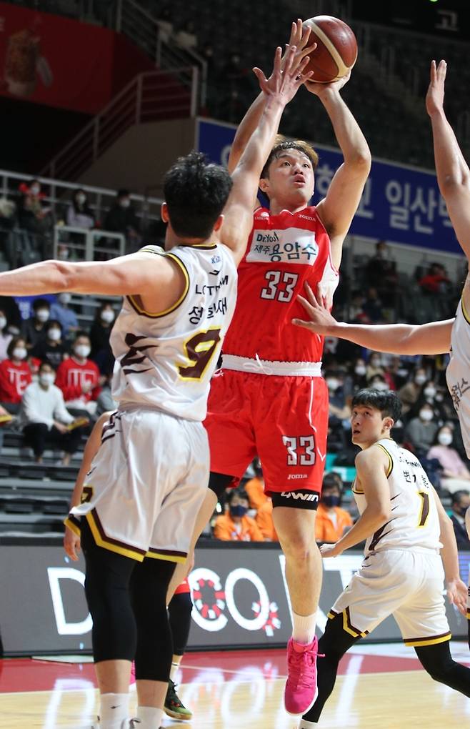 6일 LG를 상대로 슛을 던지는 오리온 이승현.  [KBL 제공. 재판매 및 DB 금지]