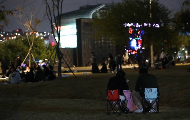 한강공원에서 시행 중인 오후 10시 이후 음주금지 행정명령이 단계적 일상회복(위드 코로나) 조치에 따라 오는 8일부터 해제된다. (사진= 연합뉴스)