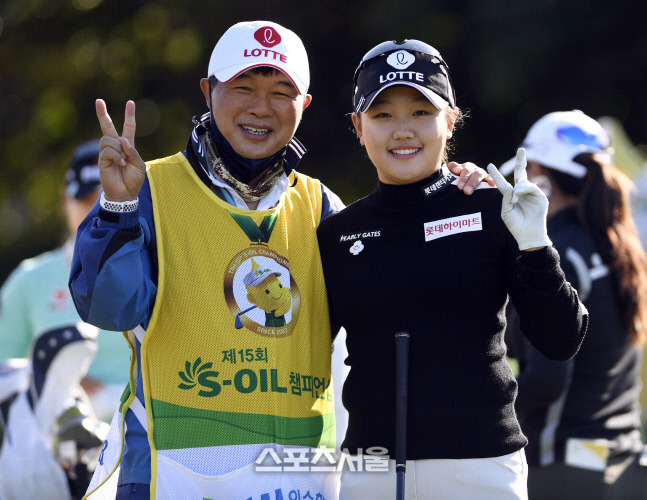 박현경의 아버지인 박세수 씨와 조혜림(오른쪽)이 1번홀 티샷에 앞서 포즈를 취하고 있다. 제주  | 이주상기자 rainbow@sportsseoul.com