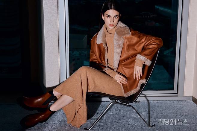 사진 : 쁘렝땅(PRENDANG), 리버시블 착용 가능한 램스킨 무스탕 438만원, 언밸런스 햄 라인이 매력적인 홀가먼트 니트 톱 49만8000원, 머메이드 니트 스커트 49만8000원