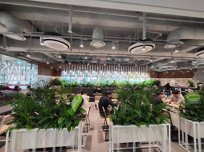 5일 찾은 서울 관악구 신림동 복합쇼핑몰 '타임스트림' 매장 입구 바로 왼쪽에 입점한 햄버거 전문점 쉐이크쉑. / 이현승 기자