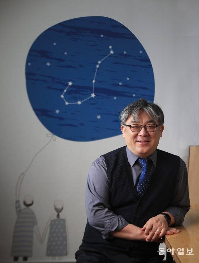정신건강의학과 전문의인 김현수 서울시 자살예방센터장은 청소년 정신건강을 위한 일이라면 어떤 역할도 마다하지 않는다. 서울 관악구 
봉천동에서 ‘빈곤주민을 위한 상담센터 빵과 영혼’을 운영했고, 대한청소년정신의학회 부회장, 보건복지부 중앙심리부검센터장 등을 
역임했다.  장승윤 기자 tomato99@donga.com