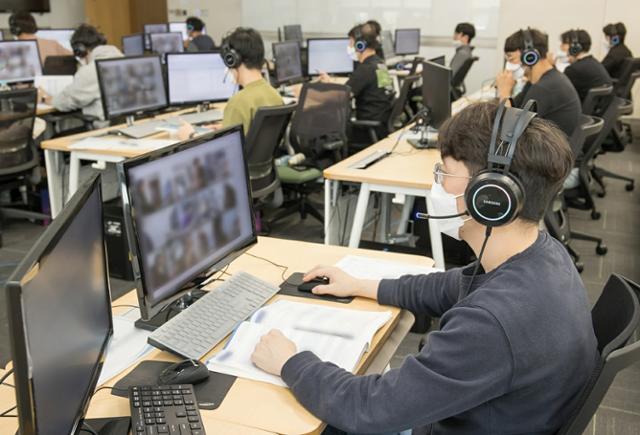 삼성이 6~7일 이틀간 올 하반기 GSAT(삼성직무적성검사)를 온라인으로 진행했다. 이에 앞서 지난 10월 30일 용인 서천의 삼성전자 인재개발원에서 삼성전자 감독관들이 응시자들을 대상으로 예비소집을 진행하는 모습. 삼성전자 제공