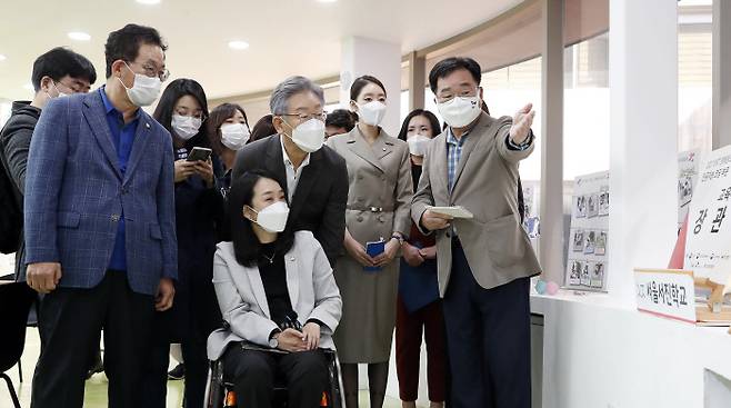 지적장애 특수학교 방문 이재명 더불어민주당 대선 후보가 7일 서울 강서구 공립 지적장애 특수학교인 서진학교를 방문해 홍용희 교장의 안내를 들으며 내부를 둘러보고 있다.  국회사진기자단