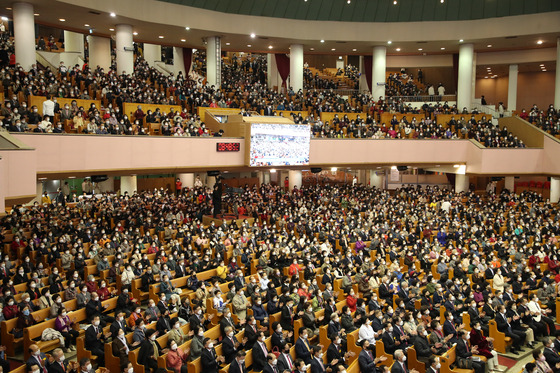 Yoido Full Gospel Church in western Seoul is crowded with people attending worship services on Sunday, the first weekend after Korea shifted to its "With Corona" policy. Under the new rules, in-person worship services can accept up to 50 percent of their capacity regardless of attendees' vaccination status. [NEWS1]