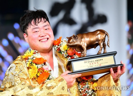 7일 울산광역시 문수체육관에서 열린 '위더스제약 2021 천하장사 씨름대축제' 천하장사에 등극한 김찬영이 황소트로피를 들고 기념 촬영을 하고 있다. [대한씨름협회 제공]