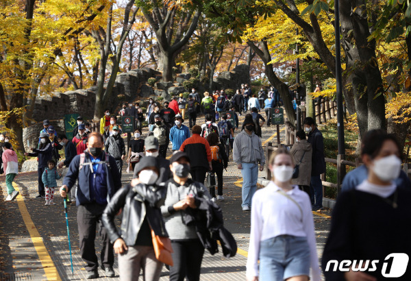 (서울=뉴스1) 신웅수 기자 = 단계적 일상회복(위드 코로나) 시행 후 첫 주말인 7일 서울 남산을 찾은 시민들이 가을을 만끽하고 있다.  서울의 경우 이날 낮 최고기온이 21도 안팎까지 오르며 30년 만에 가장 포근한 입동을 기록했으며 내일은 전국적으로 비가 내리며 추워질 예정이다. 2021.11.7/뉴스1