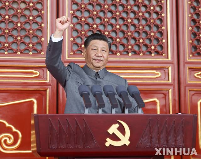 [베이징=신화/뉴시스]시진핑 중국 국가주석이 1일 베이징에서 열린 중국 공산당 창당 100주년 기념식에 참석해 연설하고 있다. 인민복 차림으로 등장한 시 주석은 "외부 세력이 괴롭히면 14억 명의 강철 만리장성에 부딪혀 피가 날 것"이라고 경고하면서 "중화민족이 당하는 시대는 끝났다"라고 선언했다. 2021.07.02.