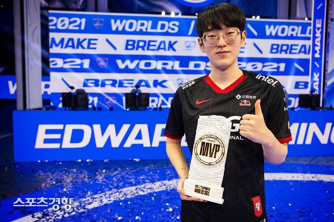 EDG의 우승을 이끈 ‘스카웃’ 이예찬이 MVP 트로피를 들고 포즈를 취하고 있다. |LCK 제공