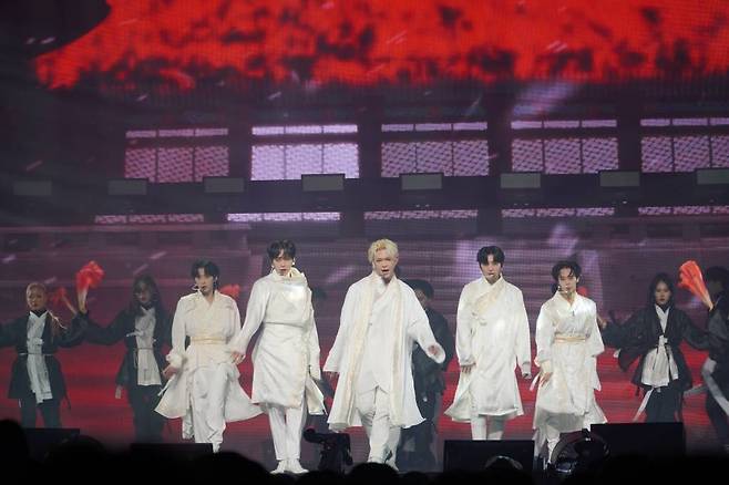 그룹 원어스(ONEUS)가 7일 오후 온라인 생중계로 진행된 단독 콘서트 'ONEUS THEATRE : 적월도'에서 신곡을 선보이고 있다.  이번 콘서트에서는 9일 발표될 여섯 번째 미니앨범 'BLOOD MOON'의 타이틀곡 '월하미인'(月下美人:LUNA)이 최초 공개됐다. /사진제공=RBW 2021.11.07 /사진=이동훈 기자 photoguy@