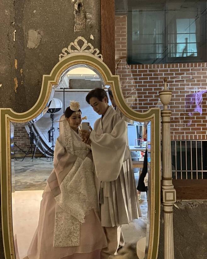 On the morning of the 7th, Lee Ji-hoon posted a picture on his instagram with an article entitled D-day 1 trembling, it was okay, but tomorrow is what kind of mind it is # Yesin # Yerang # Bubustagram.Lee Ji-hoon in the public photo is posing in a hanbok outdoors with his wife Sei Ashina.In addition, the lovely appearance of two people taking pictures while looking at their reflection in the mirror attracts attention.Lee Ji-hoon, who was born in 1979 and is 42 years old, has completed his marriage with Miura Sei Ashina, a Japanese Idol native, and will raise the Wedding ceremony on the 8th.Photo: Lee Ji-hoon Instagram