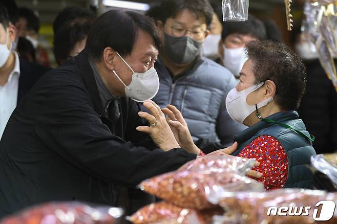 윤석열 국민의힘 대선후보가 지난 6일 오전 서울 송파구 가락농수산물종합도매시장 건어물 상점을 찾아 상인들과 대화를 나누고 있다. 2021.11.6/뉴스1 © News1 성동훈 기자