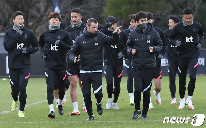 아랍에미리트(UAE), 이라크와의 월드컵 최종예선 5·6차전을 앞둔 한국 축구 대표팀 선수들이 8일 경기 파주 축구국가대표트레이닝센터(NFC)에서 훈련을 하고 있다. 2021.11.8/뉴스1 © News1 이성철 기자