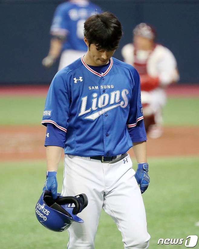 3일 오후 서울 고척스카이돔에서 열린 ‘2021 신한은행 SOL KBO 리그’ 키움히어로즈와 삼성라이온즈의 개막 경기에서 6회초 무사 1루 이학주의 좌측 외야 펜스를 맞고 이용규가 잡은 안타 때 플라이아웃으로 판단한 이학주가 아웃 판정을 받자 아쉬워하고 있다. 2021.4.3/뉴스1 © News1 김진환 기자