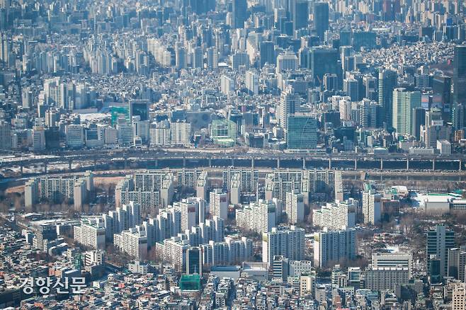 서울 송파구 롯데타워 서울 스카이 전망대에서 내려다본 서울 시내에 시민들의 각종 주거 형태가 보이고 있다. / 이준헌 기자