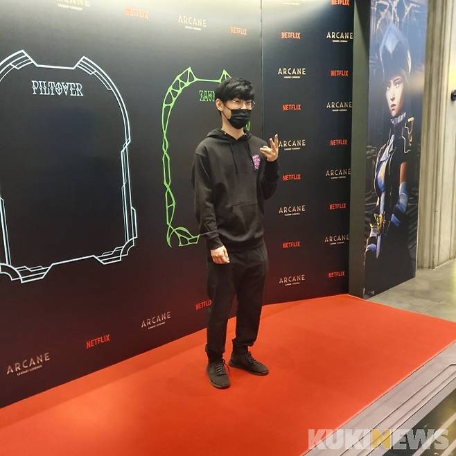 '아케인' 와치 파티 현장을 찾은 젠지e 스포츠 소속 스트리머 '엠비션' 강찬용. 사진=강한결 기자