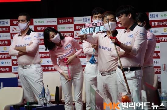 PBA 팀리그 5라운드 2일차 결과 NH농협카드를 꺾고 5연승을 거두며 단독1위로 올라선 블루원엔젤스.(사진=본사DB)