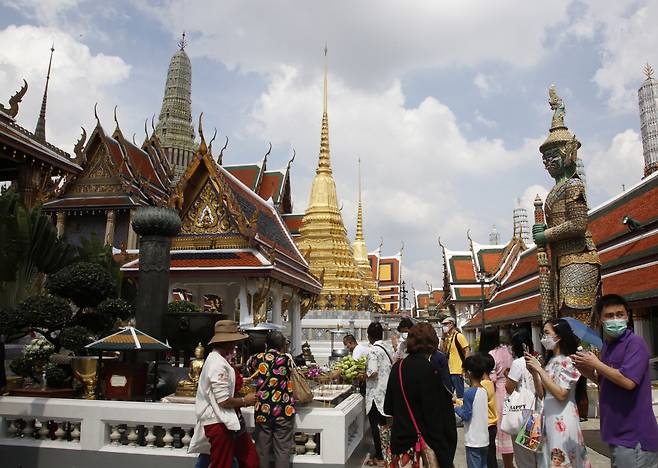 태국 당국이 이달 1일부터 무격리 입국을 시행한 가운데 한국인 단체 관광객이 입국하자 현지에서 큰 관심을 보이고 있다. 사진은 여행객들이 7일 태국 방콕을 둘러보는 장면. [EPA]