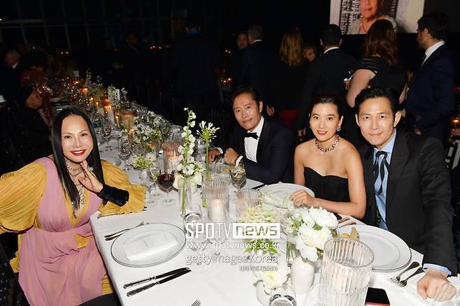 ▲ 2019년 'LACMA'에서 포착된 에바 차우 LA 카운티 뮤지엄 이사, 이병헌, 임세령, 이정재(왼쪽부터 시계 방향으로). ⓒgettyimages