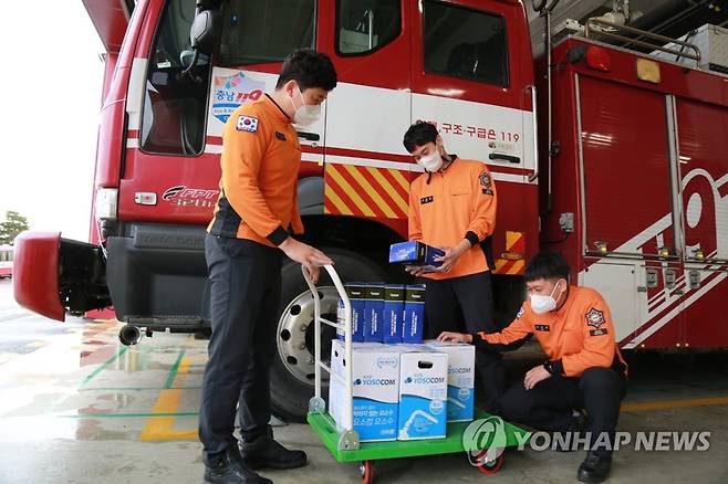 보령소방서에 도민이 놓고 간 요소수 (보령=연합뉴스) 보령소방서 소방공무원들이 지난 7일 익명의 도민이 소방서에 놓고 간 요소수를 살펴보고 있다. 2021.11.8 [충남도 제공. 재판매 및 DB 금지] min365@yna.co.kr