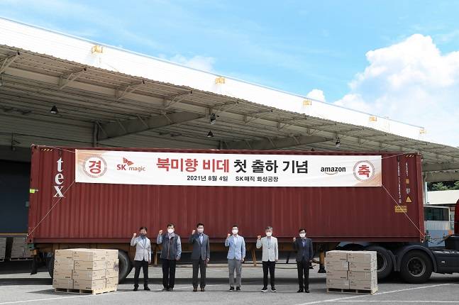 지난 8월, SK매직 화성공장에서 열린 북미향 비데 첫 출하 기념식에서 윤요섭 SK매직 대표와 회사 관계자들이 기념사진을 촬영하고 있다./사진=SK매직 제공