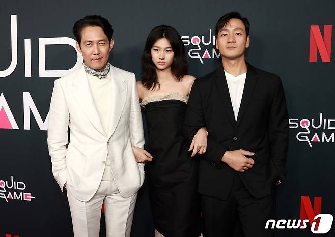 왼쪽부터 배우 이정재, 정호연, 박해수 /미국 LA에서 열린 넷플릭스 '오징어 게임' 프로모션  © AFP=뉴스1