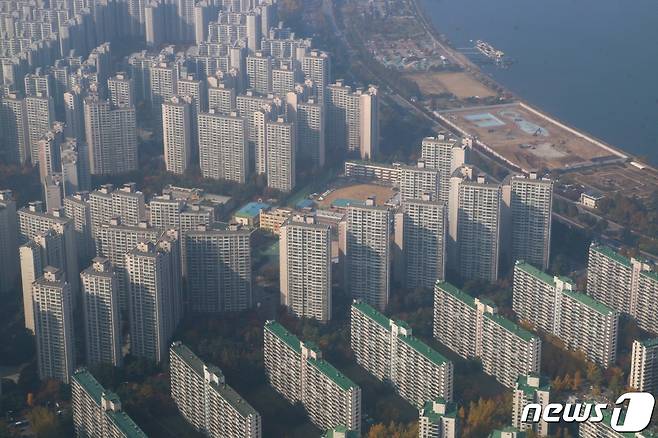 서울 송파구 롯데월드 서울스카이 전망대에서 바라본 아파트 단지 모습. © News1 신윤하 기자