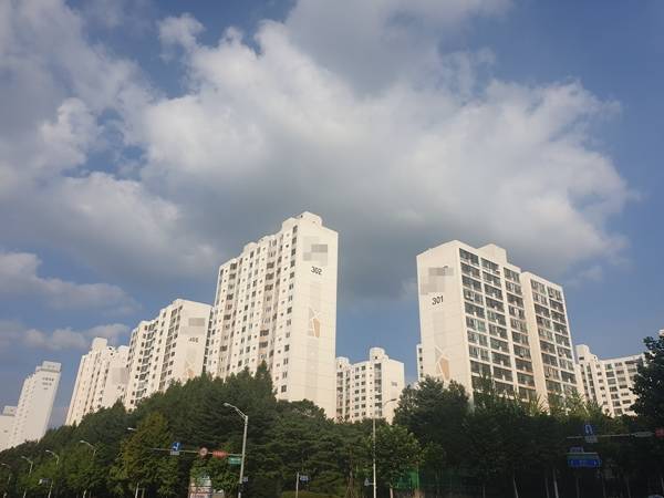 국민권익위 설문조사 결과 부동산 중개보수가 과하다는 의견이 53%를 차지했다.