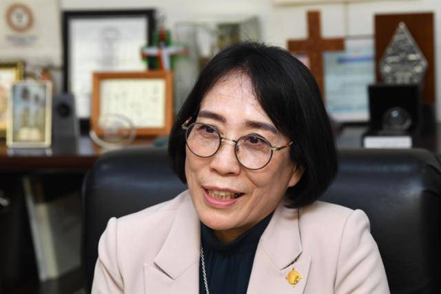 한국기독교장로회 역사상 처음으로 68년 만에 총회장에 오른 김은경 목사가 지난달 29일 서울 종로구 기장 총회 집무실에서 교회가 나아갈 길에 대해 설명하고 있다. 고영권 기자