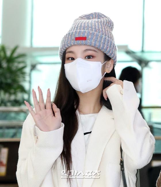 Yezi, a member of the girl group ITZY (ITZY Yezi, Lia, Ryujin, Chaeryeong, Yuna), departs for Jeju Island through Gimpo International Airport, a Jeju Island-level bedrock, on the afternoon of the 9th.