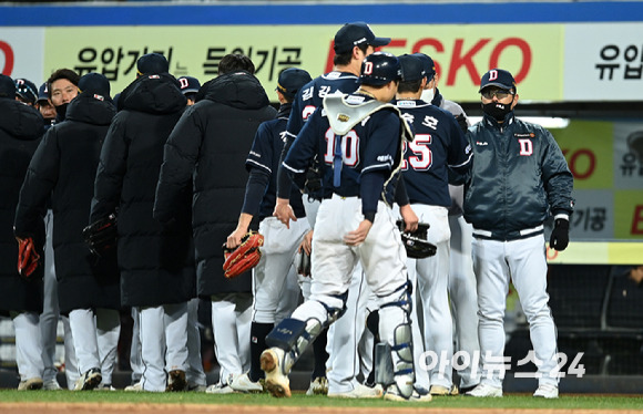 9일 오후 대구삼성라이온즈라이온즈파크에서 '2021 신한은행 SOL KBO리그' 삼성 라이온즈와 두산 베어스의 플레이오프 1차전이 진행됐다. 두산 김태형 감독이 6-4로 승리한 후 선수들과 하이파이브를 하고 있다. [사진=김성진 기자]