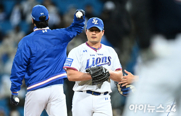 9일 오후 대구삼성라이온즈라이온즈파크에서 '2021 신한은행 SOL KBO리그' 삼성 라이온즈와 두산 베어스의 플레이오프 1차전이 진행됐다. 삼성 오승환이 9회말 2사 1,2루 두산 정수빈에게 1타점 2루타를 허용한 후 강판 당하고 있다. [사진=김성진 기자]