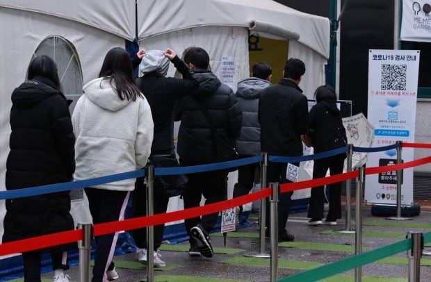 9일 오전 서울 강남구 보건소 감염병관리센터 코로나19 선별진료소를 찾은 시민들이 검사를 위해 차례를 기다리고 있다. /사진=연합뉴스