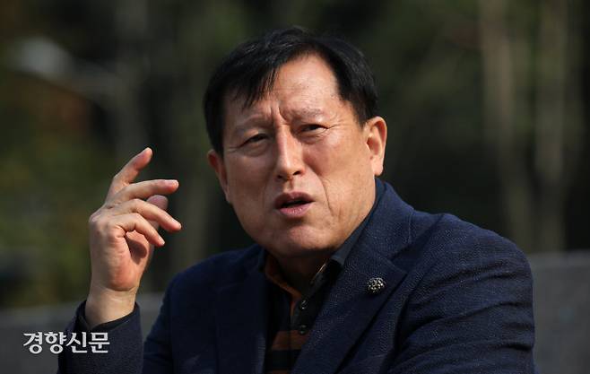 지난달 26일 경기 용인시 죽전도서관에서 경향신문과 인터뷰하는 김광호씨. /박민규 선임기자