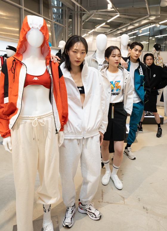 Models wearing the 2022 spring collection from Kappa and K-way pose at Prain Villa in Gangnam, southern Seoul, on Tuesday. Lotte GFR in September announced that it has secured the exclusive business rights to sell Italian brand Kappa until 2028. The fashion arm of Lotte also secured K-way’s local license from Italian owner BasicNet earlier this year. [NEWS1]