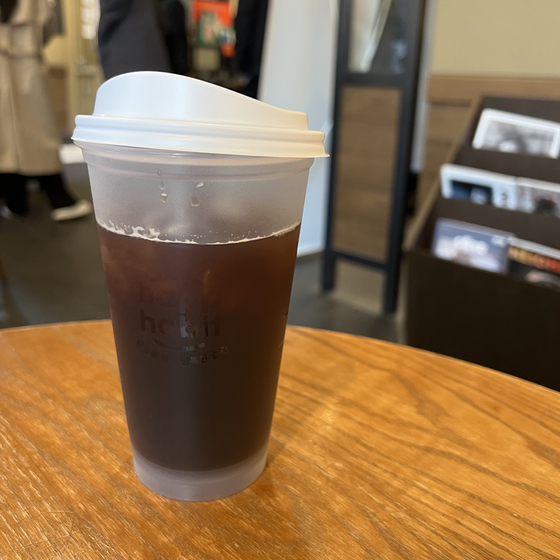 A coffee is served in a reusable cup at Starbucks Coffee Korea's Seoul City Hall branch in Jung District, central Seoul. The cups can be reused after being washed, but the lids are single-use plastic. [LEE TAE-HEE]