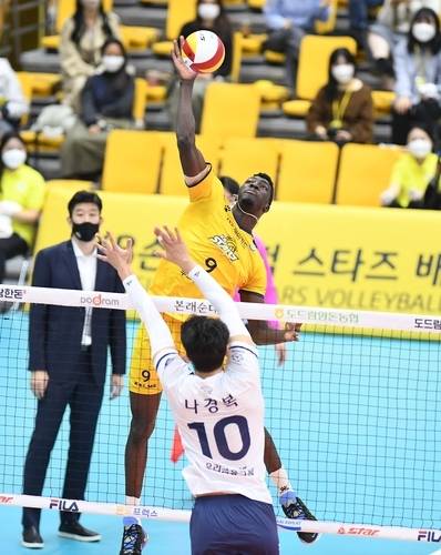 KB손해보험 케이타의 고공 강타는 파괴력이 매우 높다. 상대 블로커들이 케이타의 강타를 정통으로 맞으면 상당한 충격을 느낄 수 있다. [한국배구연맹 제공]