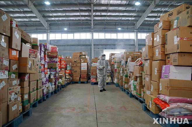 [ 신화/뉴시스] 중국 차이냐오 네트워크의 후베이성 스좌장 소재 대형물류창고. 알리바바 그룹의 첨단 물류회사인 차이냐오는 벨기에 리에주 공항에도 거대한 스마트물류허브를 8일(현지시간) 공식 개장했다.