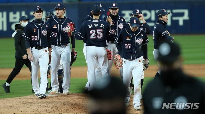 [대구=뉴시스] 이영환 기자 = 9일 오후 대구 수성구 삼성라이온즈파크에서 열린 2021 KBO 포스트시즌 플레이오프 두산 베어스와 삼성 라이온즈의 1차전 경기, 6대4로 승리한 두산 선수들이 기뻐하고 있다. 2021.11.09. 20hwan@newsis.com