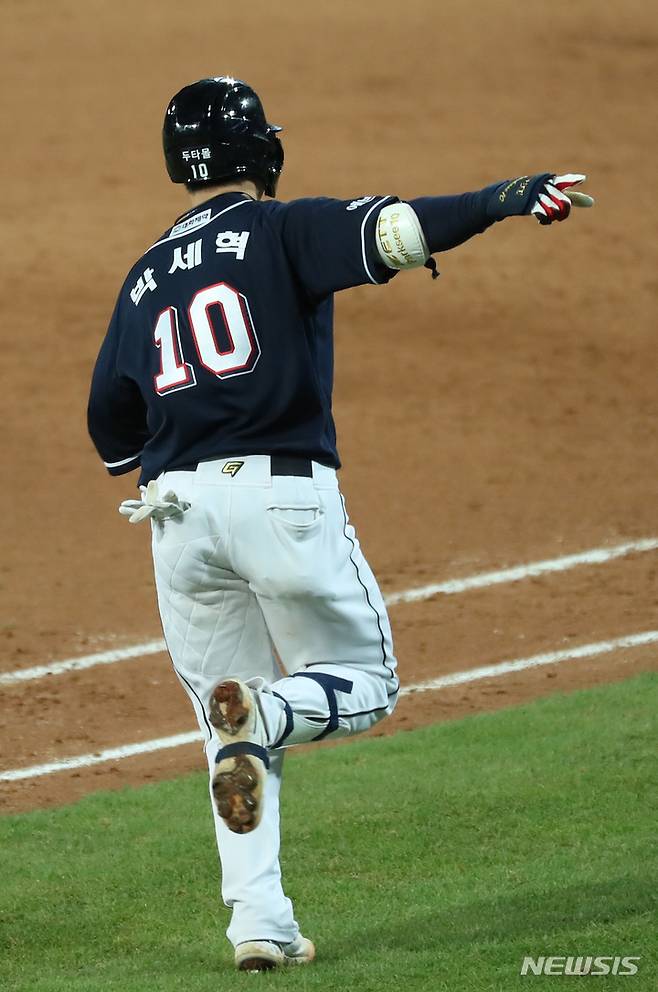 [대구=뉴시스] 이영환 기자 = 9일 오후 대구 수성구 삼성라이온즈파크에서 열린 2021 KBO 포스트시즌 플레이오프 두산 베어스와 삼성 라이온즈의 1차전 경기, 9회초 2사 주자없는 상황에서 두산 박세혁이 솔로 홈런을 날린 후 베이스를 돌고 있다. 2021.11.09. 20hwan@newsis.com