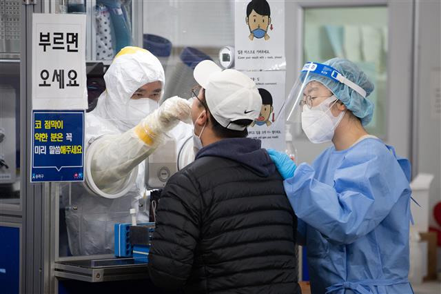 ‘주말효과’ 신규 확진자 줄고 위중증 환자 늘어 - 9일 서울 송파구보건소에 마련된 선별진료소를 찾은 시민들이 신종 코로나바이러스 감염증(코로나19) 검체 검사를 받고 있다.질병관리청 중앙방역대책본부는 9일 0시 기준 코로나19 신규 확진자가 1715명 발생했다고 밝혔다. 검사 건수가 감소하는 주말효과 여파로 이틀째 2000명 아래 확진자를 기록했다. 하지만 위중증 환자는 전날보다 16명 늘어나 425명으로 74일만에 최고치를 기록했다. 2021.11.9 뉴스1