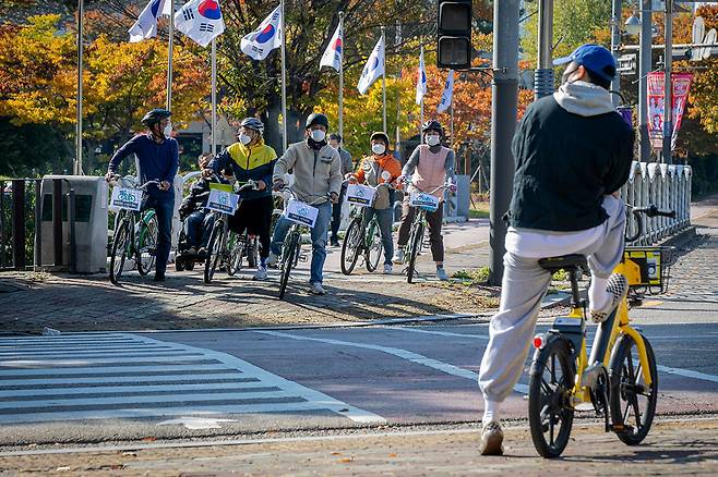 10월23일 경기도 안산시 ‘페달로를 사랑하는 주민모임’ 회원들(왼쪽)과 민간 공유자전거 카카오T바이크를 타고 있는 시민(오른쪽). ⓒ시사IN 신선영