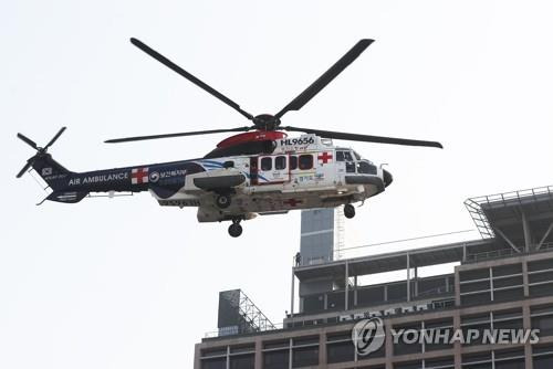 2020년 아주대학교병원에서 경기도 응급의료전용 '닥터헬기'가 연습 비행하는 모습. [연합뉴스 자료사진]