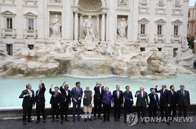 로마 트레비 분수 앞 G20 정상들  (로마 AP=연합뉴스) G20 정상들이 지난달 31일 오전(현지시간) 로마 트레비 분수 앞에서 기념사진을 찍는 모습. 2021.11.8. photo@yna.co.kr