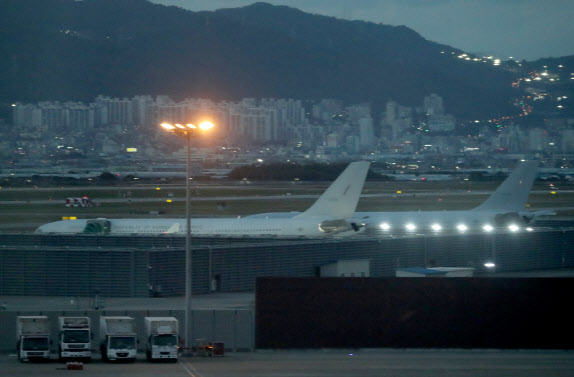 10일 오후 김해공항에서 다목적 공중급유 수송기(KC-330)가 이륙을 준비하고 있다. 공군 수송기는 호주로부터 요소수 2만7000ℓ를 긴급 공수하는 작전에 투입됐다. 요소수 수입분은 이르면 11일께 국내에 도착할 것으로 예상된다(사진=연합뉴스).