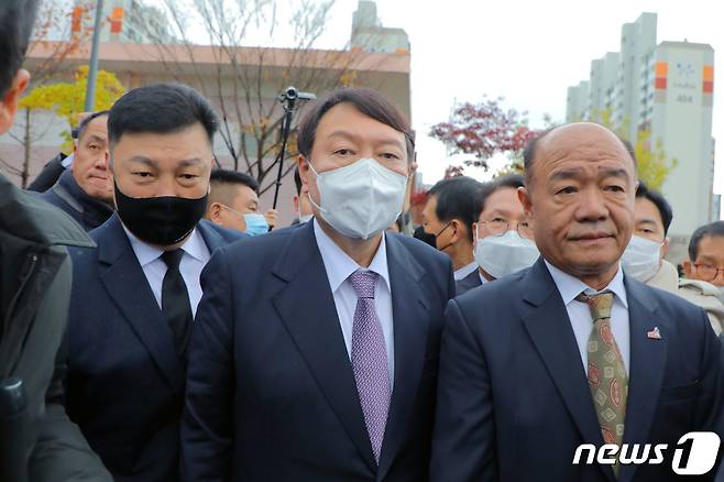 윤석열 국민의힘 대선 후보가 10일 오후 5·18민주화운동 사적지인 광주 서구 5·18자유공원 내 구 상무대 영창을 둘러보고 있다.이날 윤 후보의 동행은 박남선 5·18민주화운동 당시 시민군 상황실장이 맡았다. 2021.11.10/뉴스1 © News1 이수민 기자