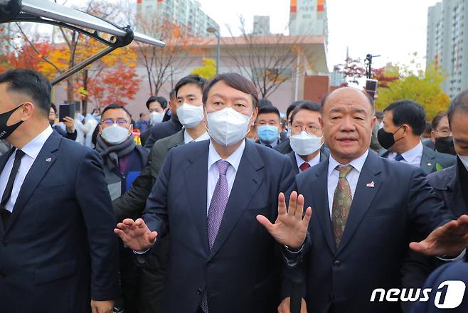 윤석열 국민의힘 대선 후보가 10일 오후 5·18민주화운동 사적지인 광주 서구 5·18자유공원 내 구 상무대 영창을 둘러보고 있다.이날 윤 후보의 동행은 박남선 5·18민주화운동 당시 시민군 상황실장이 맡았다. 2021.11.10/뉴스1 © News1 이수민 기자