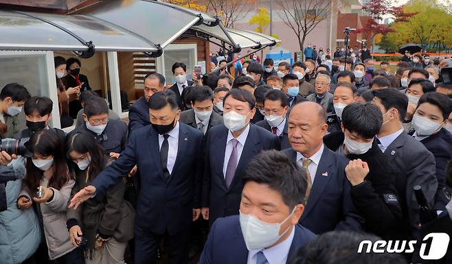 윤석열 국민의힘 대선 후보가 10일 오후 5·18민주화운동 사적지인 광주 서구 5·18자유공원 내 구 상무대 영창을 둘러보고 있다.이날 윤 후보의 동행은 박남선 5·18민주화운동 당시 시민군 상황실장이 맡았다. 2021.11.10/뉴스1 © News1 이수민 기자